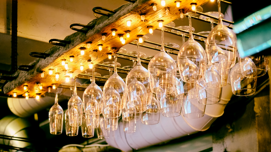 見せる収納で空間が変わる！インテリアとしてのワイングラスホルダー