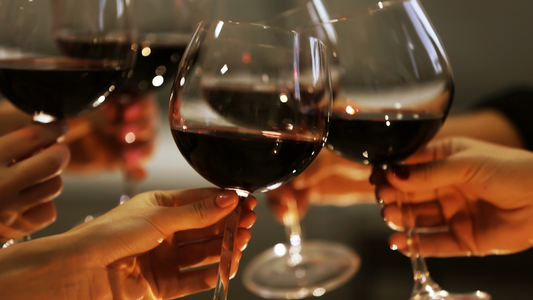 プロが教える！正しいワイングラスの持ち方完全ガイド