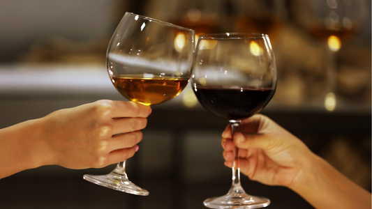 ワイングラスの正しい持ち方完全ガイド｜美しく見える所作とTPO別マナー解説
